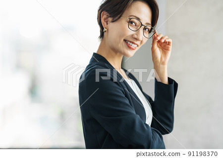 戴眼鏡的職業女性 91198370