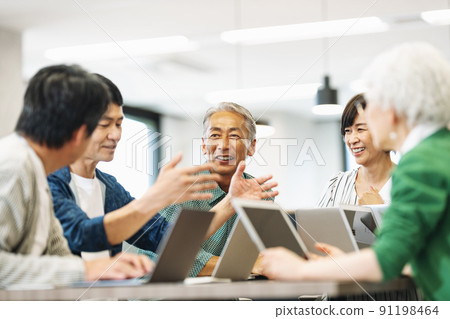 活潑的中高級商務人士 91198464