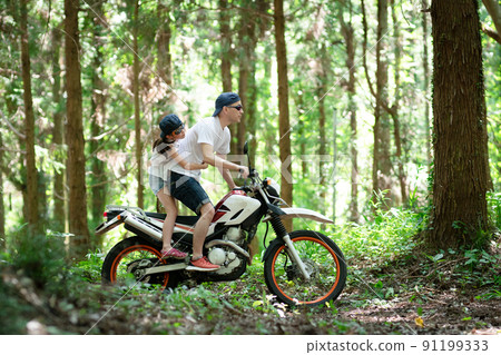 Parents and children running on mountain roads on off-road bikes 91199333