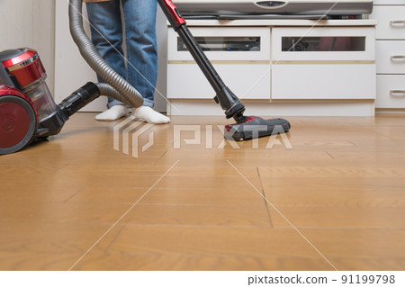 [Middle housewife cleaning flooring with a cyclone cleaner] 91199798