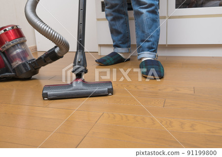 [Middle housewife cleaning flooring with a cyclone cleaner] 91199800