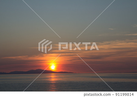 Sunset falling on the surface of the sea and gradual sky Sunset falling on the surface of the sea and gradual sky 91199814