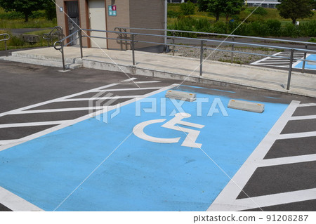 富有同情心的停車場輪椅標誌 富有同情心的停車場輪椅標誌 91208287