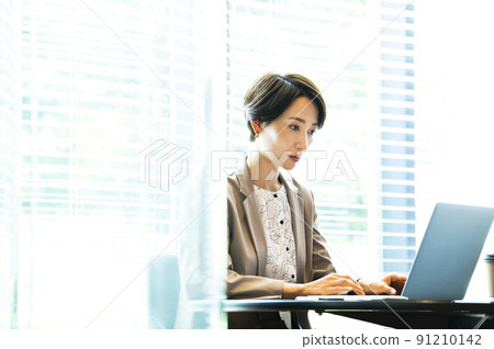 Business women office laptop thinking Business women office laptop thinking 91210142