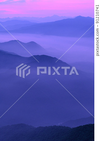 (Gunma Prefecture) Tanigawadake view ・ Mountain range surrounded by morning mist and sunrise sky (Gunma Prefecture) Tanigawadake view ・ Mountain range surrounded by morning mist and sunrise sky 91210741