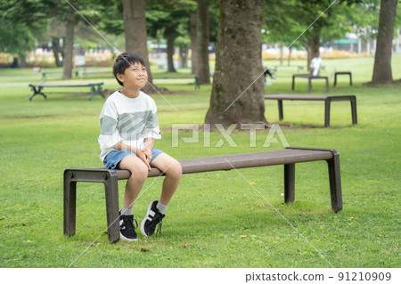 小學生仰望天空 小學生仰望天空 91210909