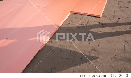 The polyplex polystyrene slab is laid on wet sand as insulation for the foundation of an outdoor swimming pool 91212630