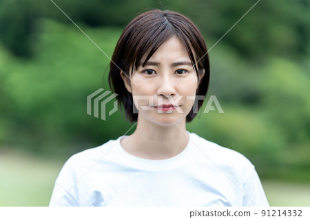 Young woman with a dissatisfied face Young woman with a dissatisfied face 91214332