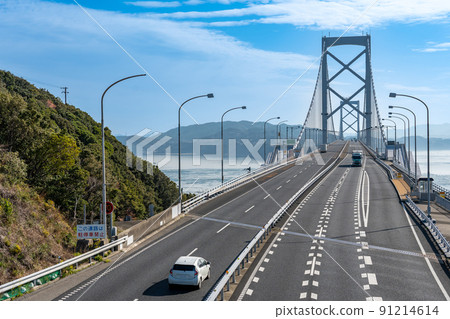 德島縣鳴門市橫跨鳴門海峽的小鳴門大橋與漩渦 德島縣鳴門市橫跨鳴門海峽的小鳴門大橋與漩渦 91214614