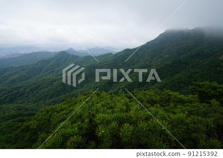 北漢山、國立公園、寶賢峰、三角山、甲骨岩、霧 北漢山、國立公園、寶賢峰、三角山、甲骨岩、霧 91215392