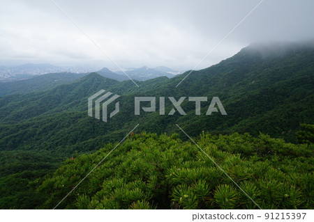 北漢山、國立公園、寶賢峰、三角山、甲骨岩、霧 北漢山、國立公園、寶賢峰、三角山、甲骨岩、霧 91215397