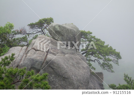 Bukhansan. National Park. Josbawi. Munpilbong. Fog 91215516