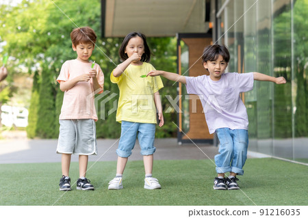 Kids Lifestyle Travel Friends Group Play 91216035