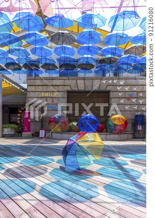 <Shimane Prefecture> Enishizuku Umbrella Sky that decorates the ceiling of Karakoro Plaza <Shimane Prefecture> Enishizuku Umbrella Sky that decorates the ceiling of Karakoro Plaza 91216080