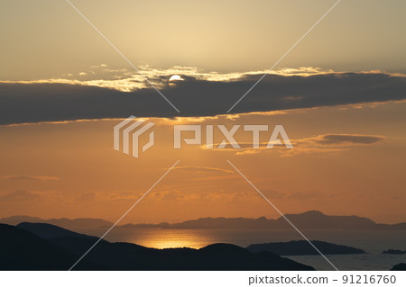 《Okayama Prefecture》 Setonaikai National Park Sunrise seen from Yudachiukeyama 《Okayama Prefecture》 Setonaikai National Park Sunrise seen from Yudachiukeyama 91216760