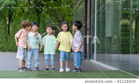 Kids Lifestyle Travel Friends Group Play 91216820