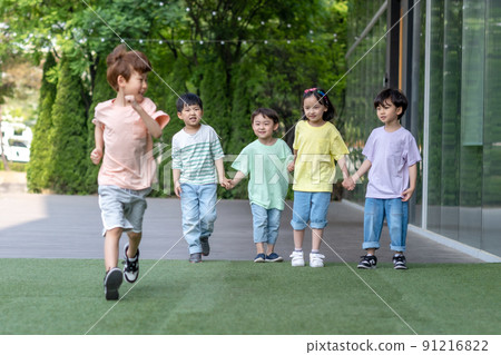 Kids Lifestyle Travel Friends Group Play Kids Lifestyle Travel Friends Group Play 91216822