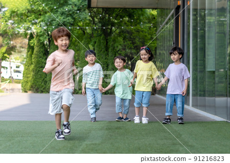 Kids Lifestyle Travel Friends Group Play 91216823