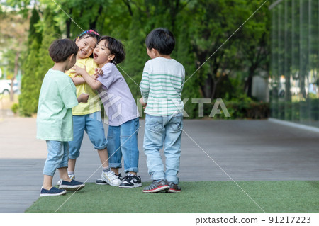 Kids Lifestyle Travel Friends Group Play 91217223