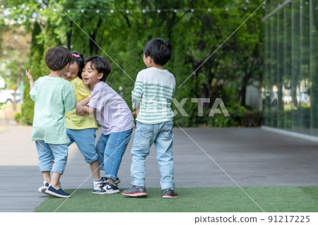 Kids Lifestyle Travel Friends Group Play 91217225