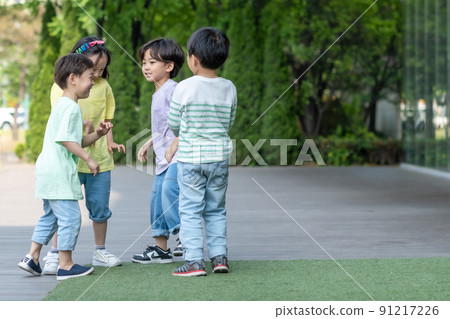 Kids Lifestyle Travel Friends Group Play 91217226