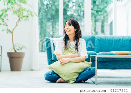 Young woman relaxing in the living room 91217321