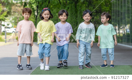 Kids Lifestyle Travel Friends Group Play Kids Lifestyle Travel Friends Group Play 91217327