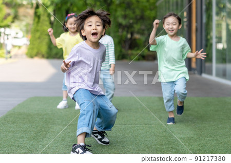 Kids Lifestyle Travel Friends Group Play 91217380