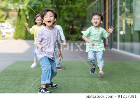 Kids Lifestyle Travel Friends Group Play 91217381