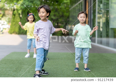 Kids Lifestyle Travel Friends Group Play Kids Lifestyle Travel Friends Group Play 91217439