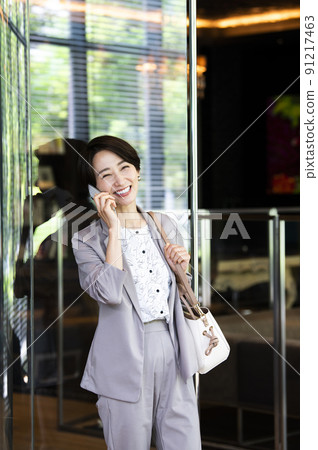 女商人辦公室智能手機對話電話 女商人辦公室智能手機對話電話 91217463