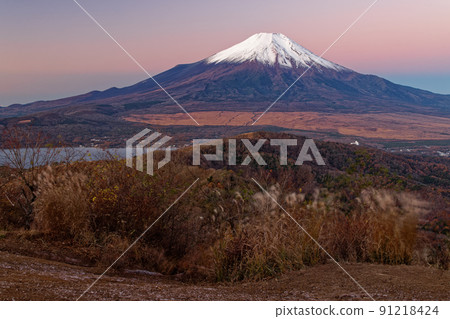從山中湖和初冬的石割山看黎明時分的富士山 91218424