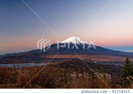 從山中湖和初冬的石割山看黎明時分的富士山 91218425