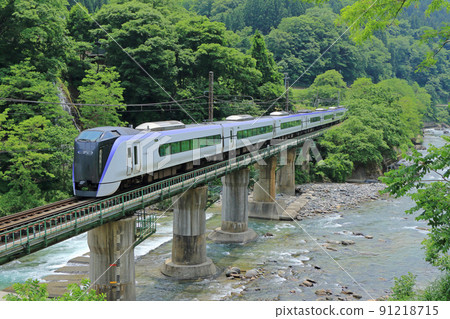 夏季穿越姬川的大糸線特快梓 91218715