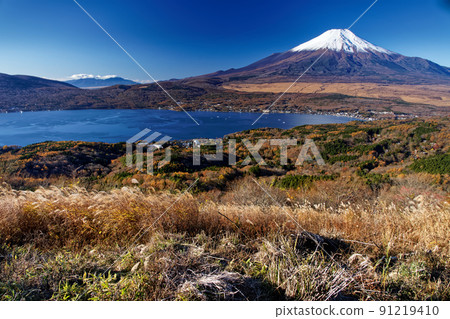 Mt. Fuji and Lake Yamanaka seen from Mt. Ohira in late autumn Mt. Fuji and Lake Yamanaka seen from Mt. Ohira in late autumn 91219410