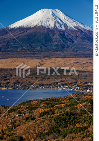 Mt. Fuji and Lake Yamanaka seen from Mt. Ohira in late autumn Mt. Fuji and Lake Yamanaka seen from Mt. Ohira in late autumn 91219412