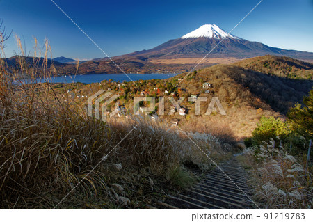 Mt. Fuji seen from Lake Yamanaka and Mt. Hirao in late autumn Mt. Fuji seen from Lake Yamanaka and Mt. Hirao in late autumn 91219783