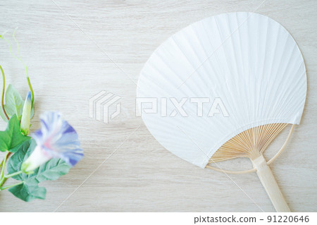 Uchiwa and morning glory background 91220646