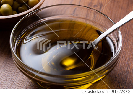 用勺子舀橄欖油 用勺子舀橄欖油 91222070