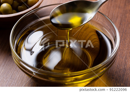 用勺子舀橄欖油 用勺子舀橄欖油 91222096