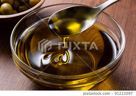 用勺子舀橄欖油 用勺子舀橄欖油 91222097
