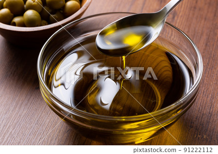 Scoop olive oil with a spoon Scoop olive oil with a spoon 91222112