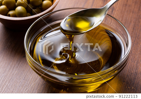 Scoop olive oil with a spoon Scoop olive oil with a spoon 91222113