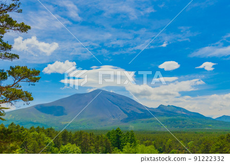 Wide-angle shooting at the foot of Mt. Asama High-quality outdoor image material 91222332