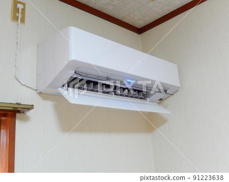 在炎熱的夏天用於冷卻操作的家用空調 91223638