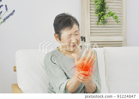 在家雙手麻木的老婦人 91224847