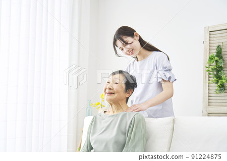 孫子揉著奶奶的肩膀 91224875