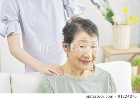 有肩部按摩的年長婦女 91224876