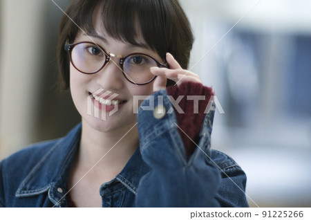 戴眼鏡的年輕女子 91225266