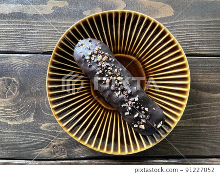 Chocolate-covered éclair (Western-style confectionery) Chocolate-covered éclair (Western-style confectionery) 91227052